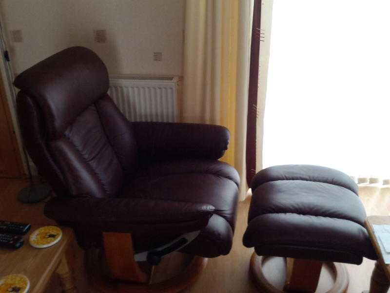 2 x nearly new Mars leather recliners with matching footstools in chestnut