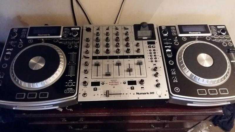 2 x numark ndx 900 cd decks (1 faulty) plus 1 Numark IM09 mixer.