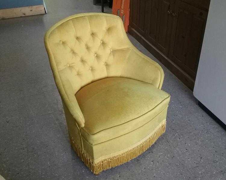 20 OFF SALE - Yellow Buttonback Bedroom Chair For Upholstery Project - Local Delivery 19