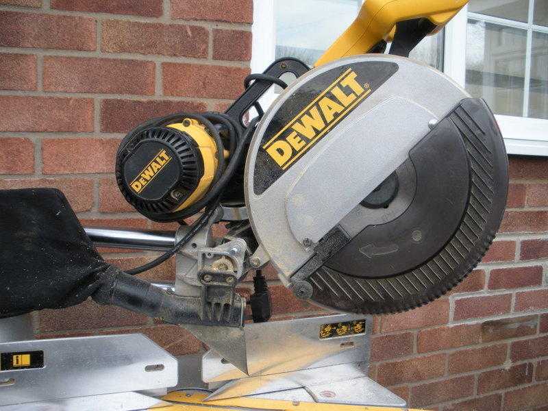 240v Dewalt 305mm Compound Mitre Saw