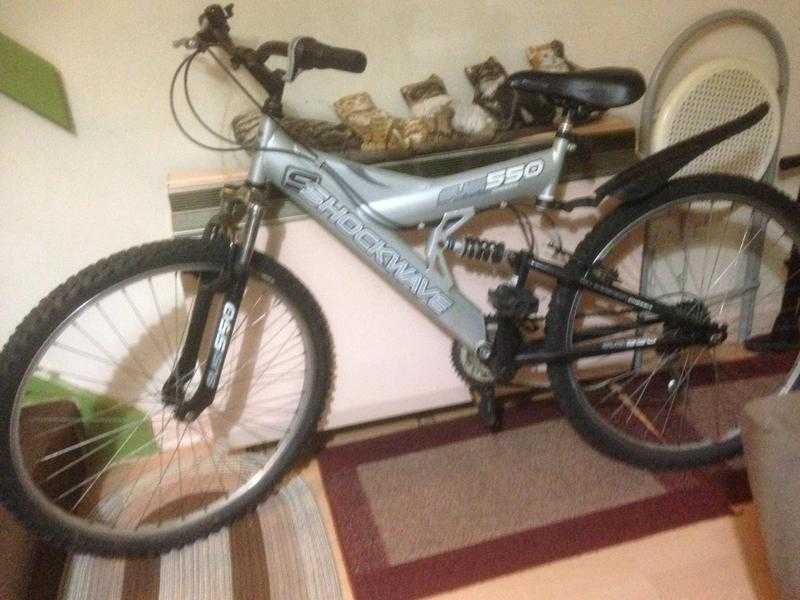 26quot shockwave 550 mountain bike. needs fixing on rear tyre.