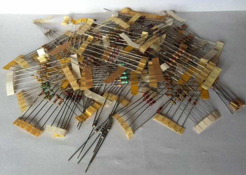 275 x Resistors 14 W Carbon Film Assortment, values from 10R to 1M ohms.