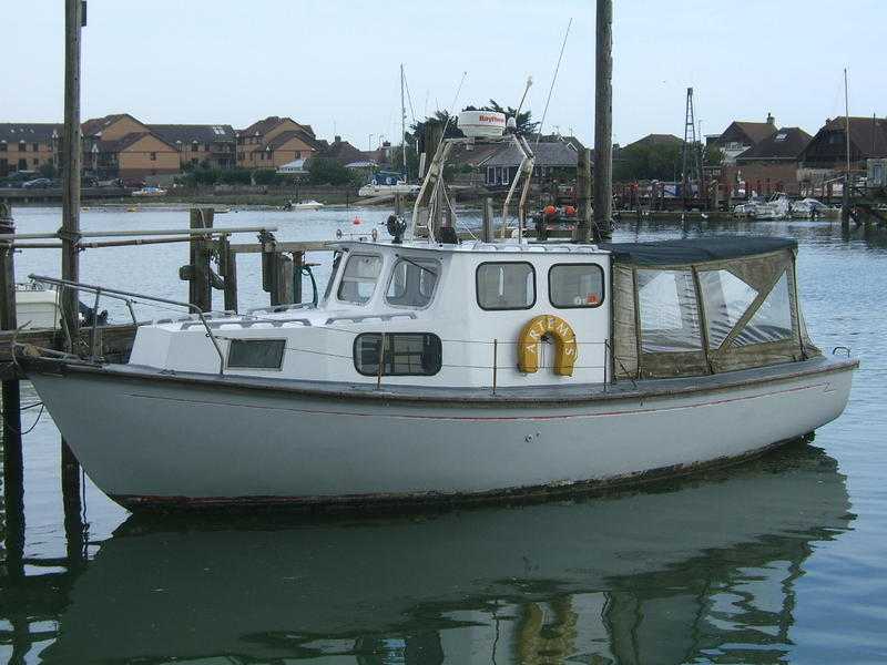 28ft motor boat on mooring weekend part time liveaboard