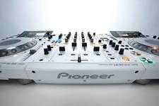 2X Pioneer CDJ-2000 amp DJM-900 nexus Limited Edition White