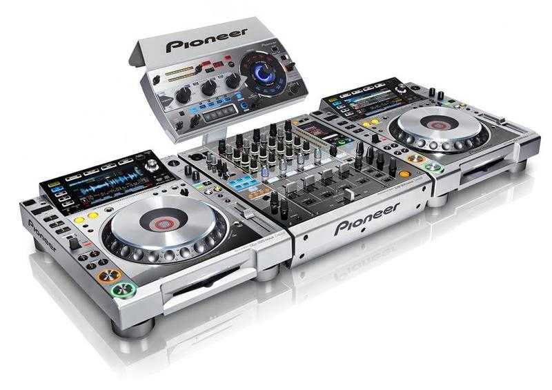 2x Pioneer CDJ-2000 Nexus amp 1x DJM-2000 Nexus DJ Package