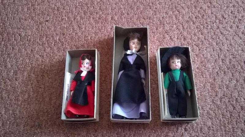 3 amish dolls with boxes but boxes bit worn due to storage