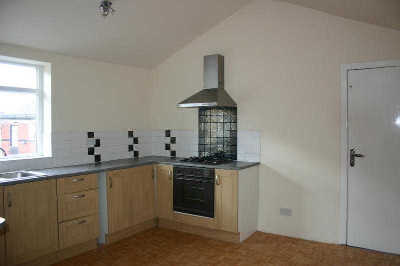 3 bed large apartment to let