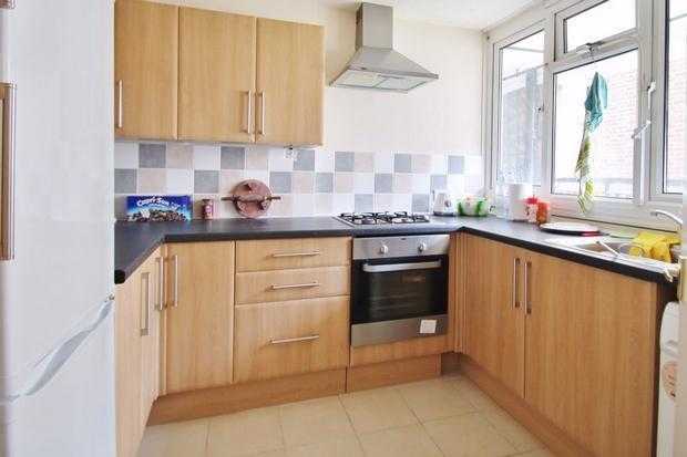 3 bedroom flat in Byegrove Road