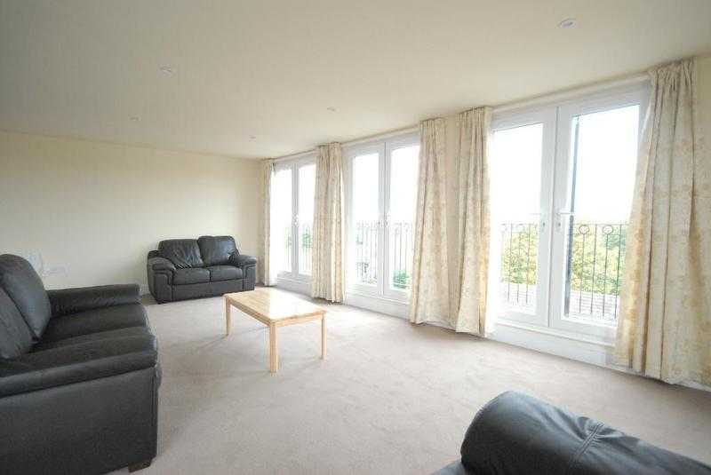 3 bedroom flat in Colliers Wood