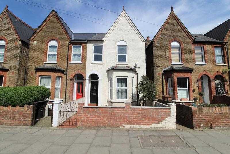 3 bedroom house in Colliers Wood