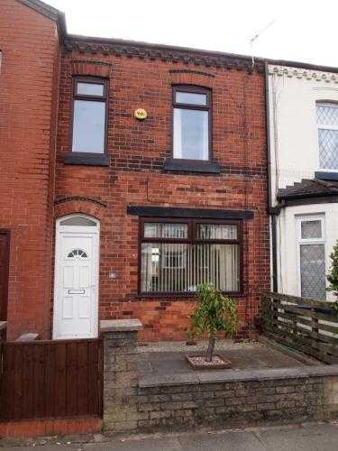 3 Bedroom house in Horwich, Great location, Fully furnished