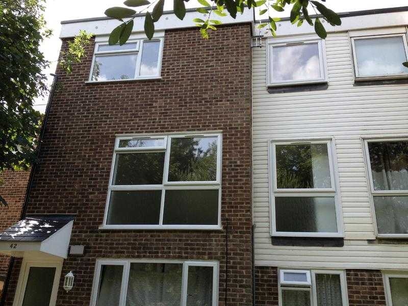 3 Bedroom split level flat in Pound Hill, Crawley