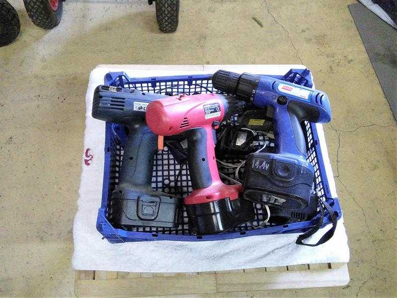 3 CORDLESS DRILLS