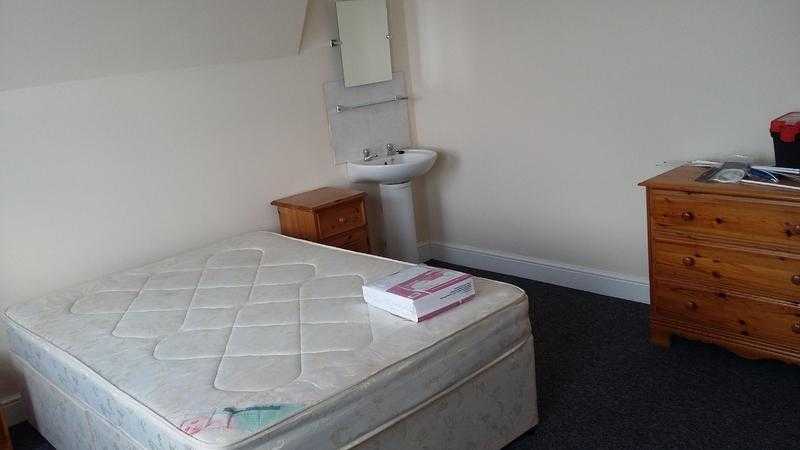 3 DOUBLE ROOMS AVAILABLE IN SHARED STUDENT HOUSE IN EASTBOURNE TOWN CENTRE.  360PM 4-6 MONTH LET