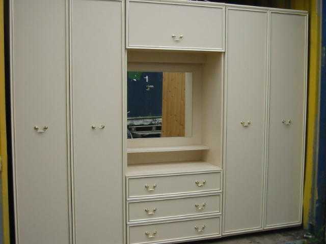 3 piece complete ivorycream bedroom unit ( can deliver )