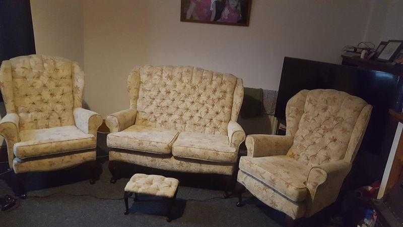 3 piece suite 2 seater settee amp 2 chairs