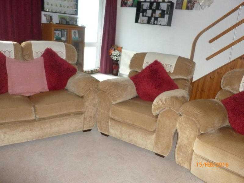 3 piece suite with electric recliner chair