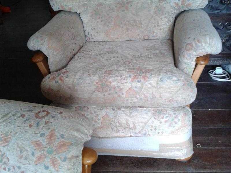 3 SEAT SOFA (SETTEE) amp 2 MATCHING CHAIRS. RETRO DESIGN.