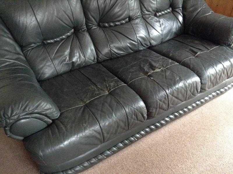 3 seater sofa and 2 armchairs