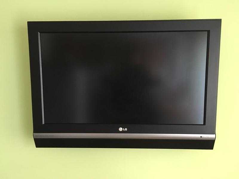 32quot flat TV LG32LC2D with wall bracket in excellent condition