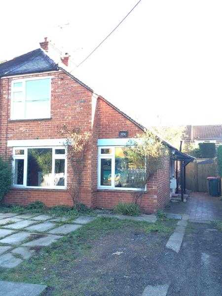 34 Bedroom Semi-detached house in Northgate, Crawley to rent at 1400 PM