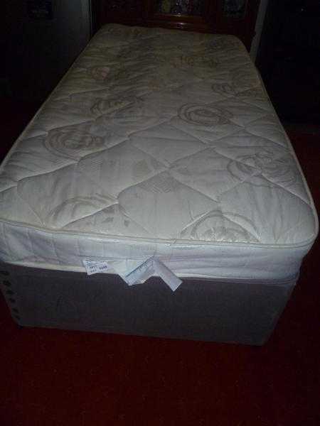 3FT  SINGLE DIVAN , BY quotAIRSPRUNG quot   NO STAINS , TO CLEAR