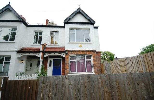 4 bedroom house in Colliers Wood