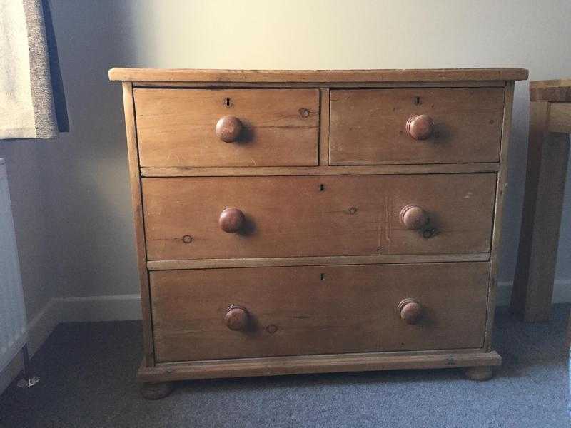 4-draw chest of drawers made of reclaimed wood