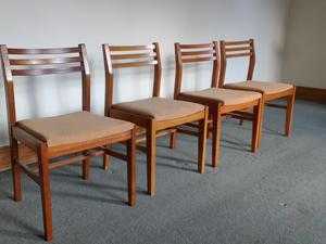 4 Multiyork dining room chairs.