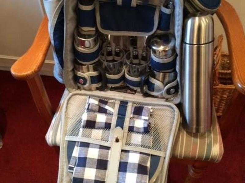 4 PIECE PICNIC BACKPACK