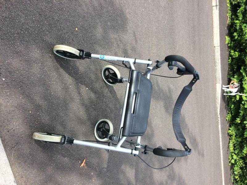 4 wheeled rollator with brakes and seat, colour silver