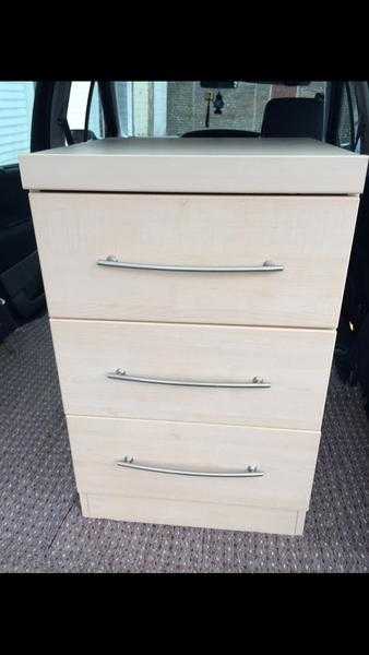 5 matching chest drawers