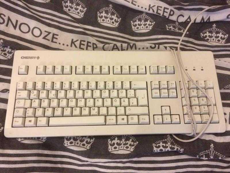 5 old  broken keyboards for sale - for spares or repairs