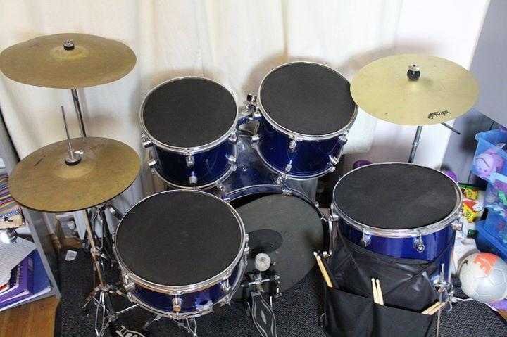 5 piece drum kit, with a hi hat amp 2 crashes