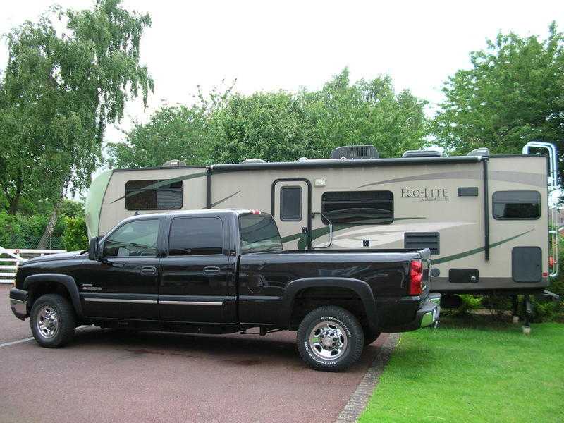 5th wheel trailer with pick up truck