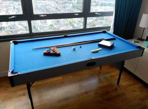 6 ft Fold-up Pool table amazing condition