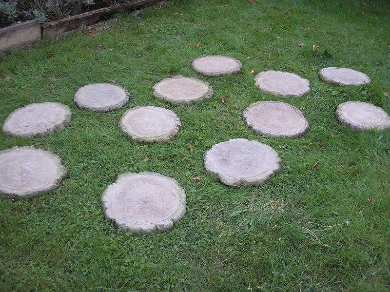 6 GARDEN STEPPING STONES - CONCRETE - LOG STYLE