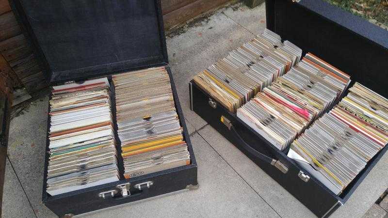 600  7quot vinyl singles in 2 heavy duty dj cases