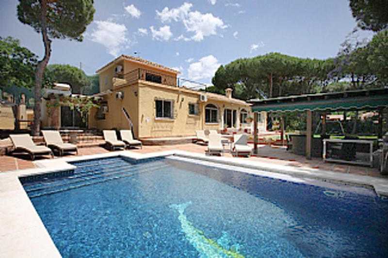 7 bed villa for holiday rental. Marbella, Costa del Sol, Spain. Secure  private pool, bar amp gardens