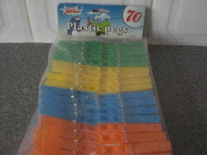 70 Plastic pegs (Brand new packet)