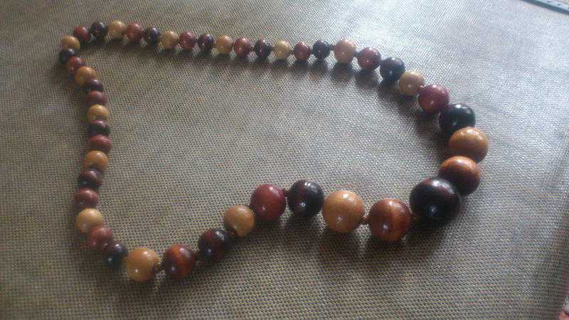 70s wood bead necklace (70-cm long) - for that retro-vintage look