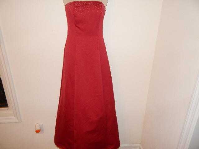 800 Clothing items and over 200 ladies dresses at bargain prices