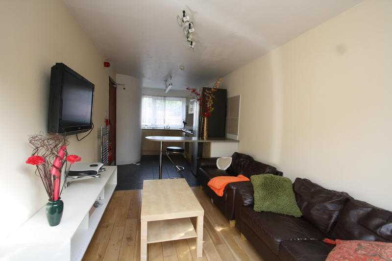 84pppw Fantastic 4 DBL bedroom SHARED house  12 RENT JULY 2016 NO AGENCY FEES