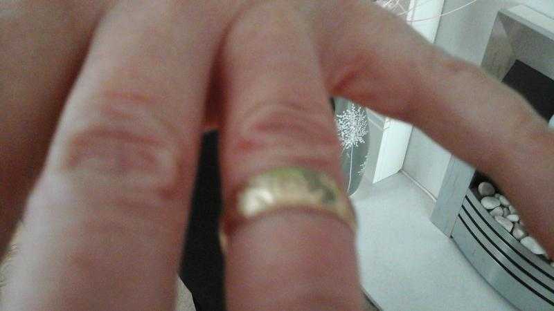 9ct gold patterned wedding ring