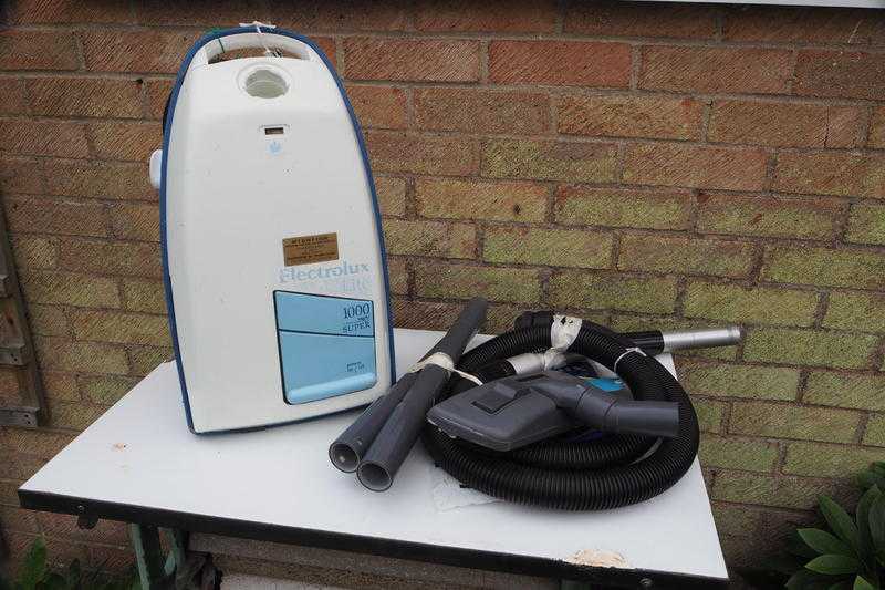 (A) Electrolux Lite 1000 Robust cylinder vacuum cleaner