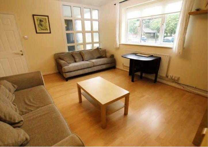 A Fantastic spacious 2 bedroom Ground floor flat, off street parking, good links to London Bridge.