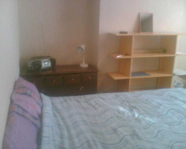 A huge room in a flatshare, Dalston, 10 discount for women.