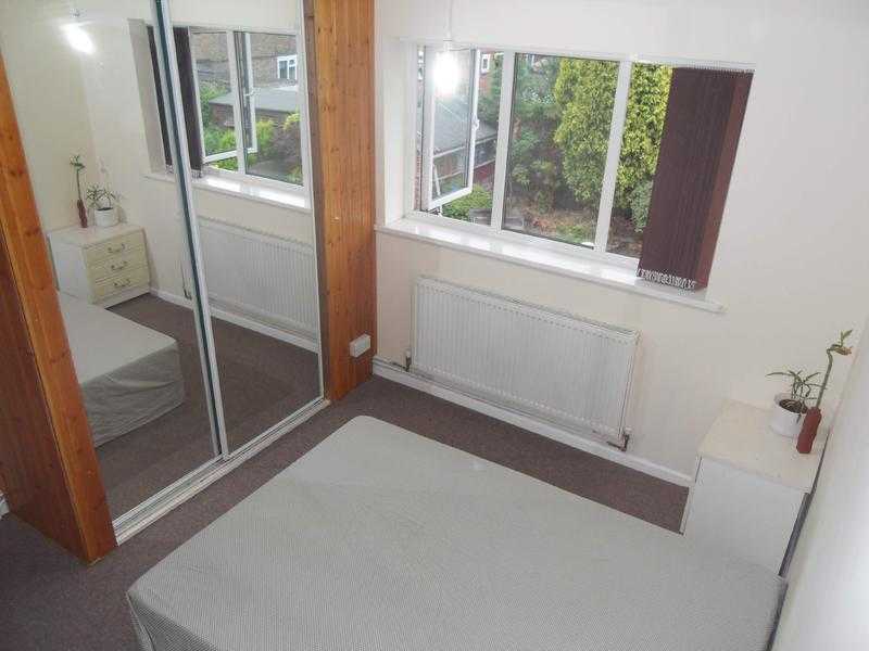 A large double Room available in Langley Green near Gatwick amp Industrial estate