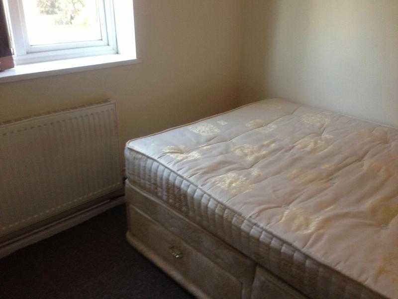 A Large Single Room is available near Gatwick and Industrial Estate.