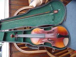 A LOVELY QUALITY HALF-SIZE VIOLIN WITH ROSIN IN HARD CARRY CASE